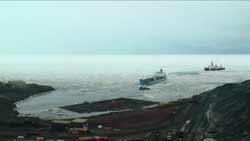tanker Maersk Peary departing