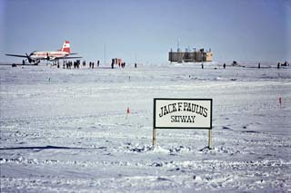 Pole skiway sign