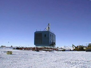 Elevated dorm topped by the SPTR antenna