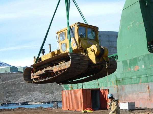loading Pam on the Maersk Illinois