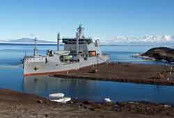Ocean Giant unloading cargo