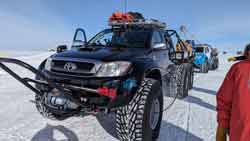 Arctic Trucks Hiluxes at Pole