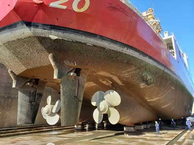 The starboard stern screw