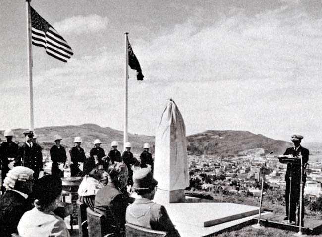 Admiral Abbot dedicates the Byrd bust in Dunedin
