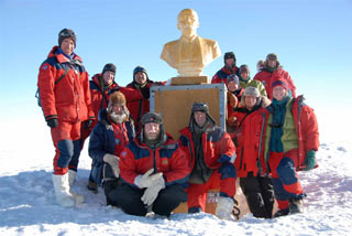 the Norwegian-US traverse team in front of Lenin